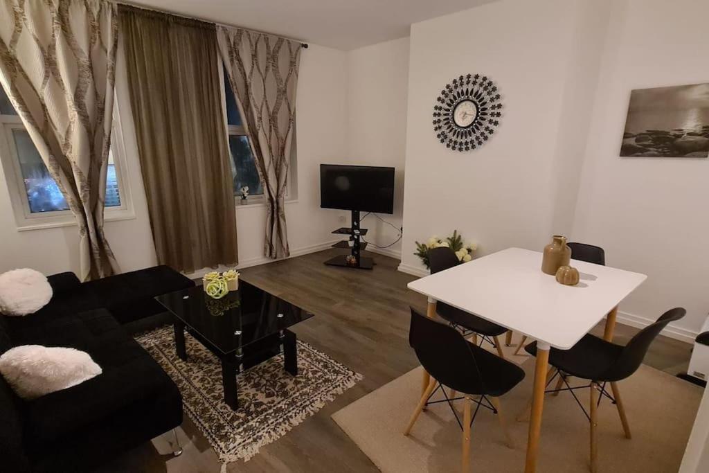 Luxury 1 Bedroom Flat In The Heart Of Wood Green Londen Buitenkant foto