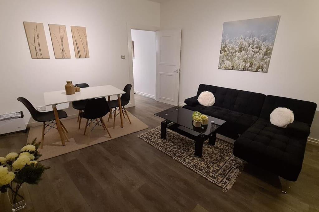 Luxury 1 Bedroom Flat In The Heart Of Wood Green Londen Buitenkant foto
