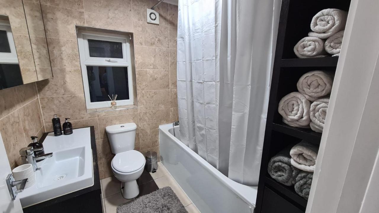 Luxury 1 Bedroom Flat In The Heart Of Wood Green Londen Buitenkant foto