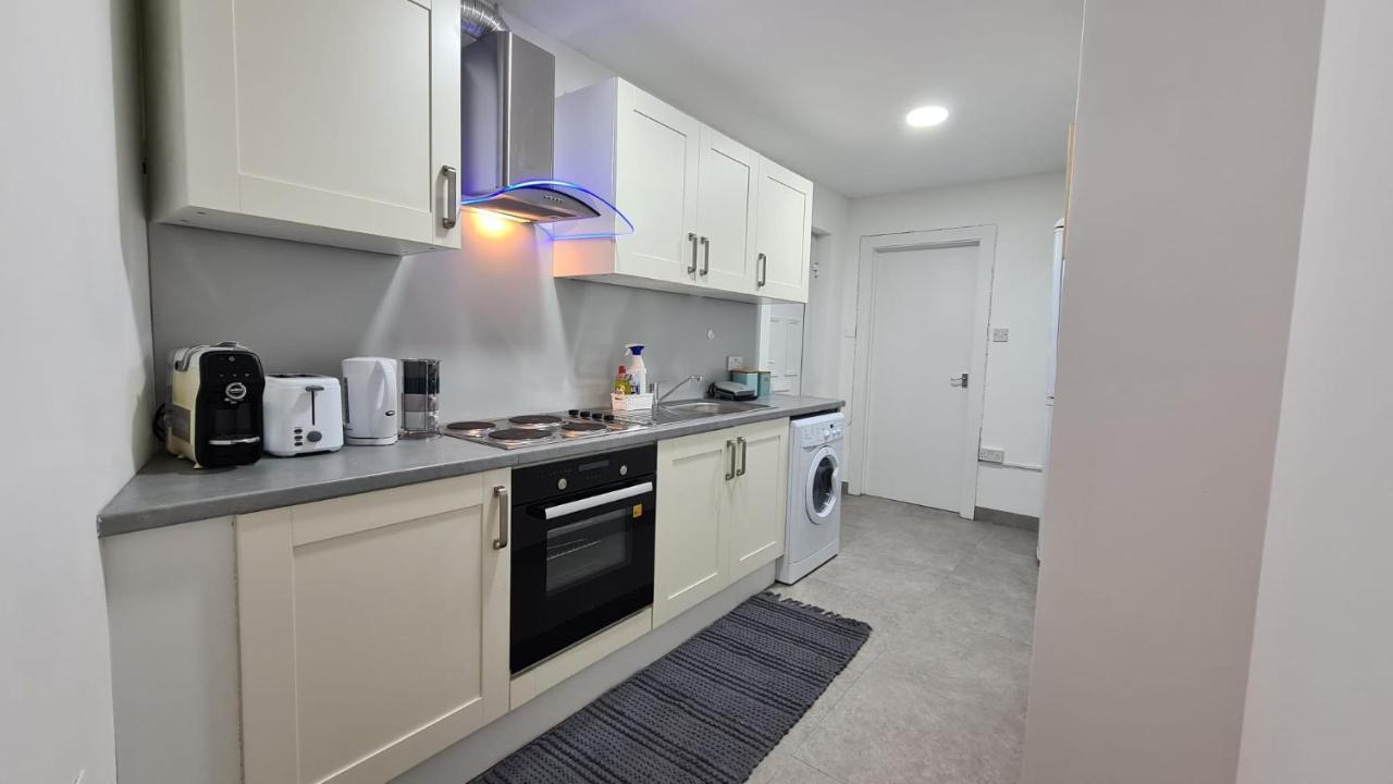 Luxury 1 Bedroom Flat In The Heart Of Wood Green Londen Buitenkant foto